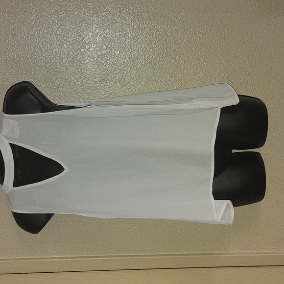 LUSH KEYHOLE FRONT FLOWY TOP - Picture 1 of 6